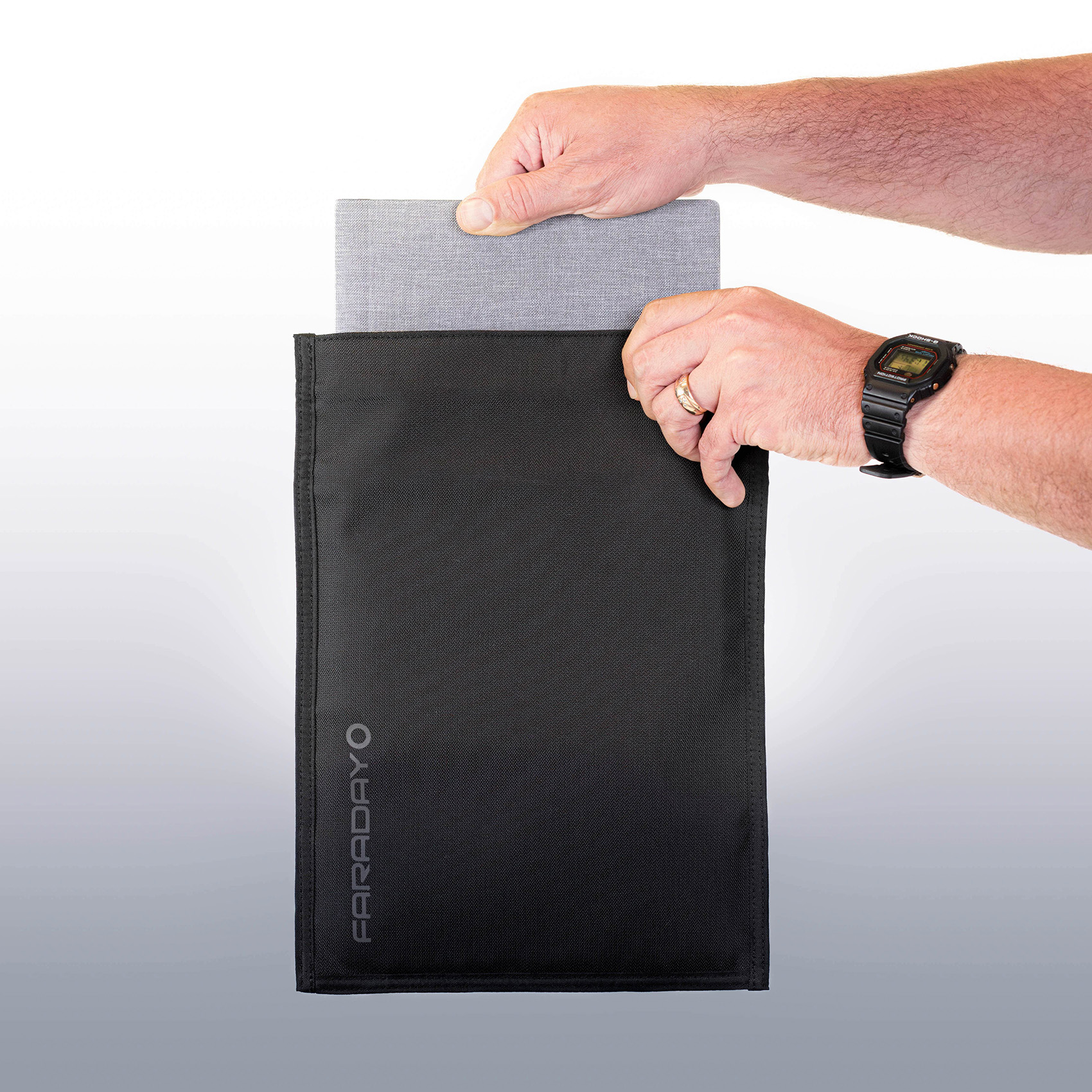 JACKET Pro Faraday CORDURA® Tablet Bag – Magnetic Closure (9″ x 10.5″)