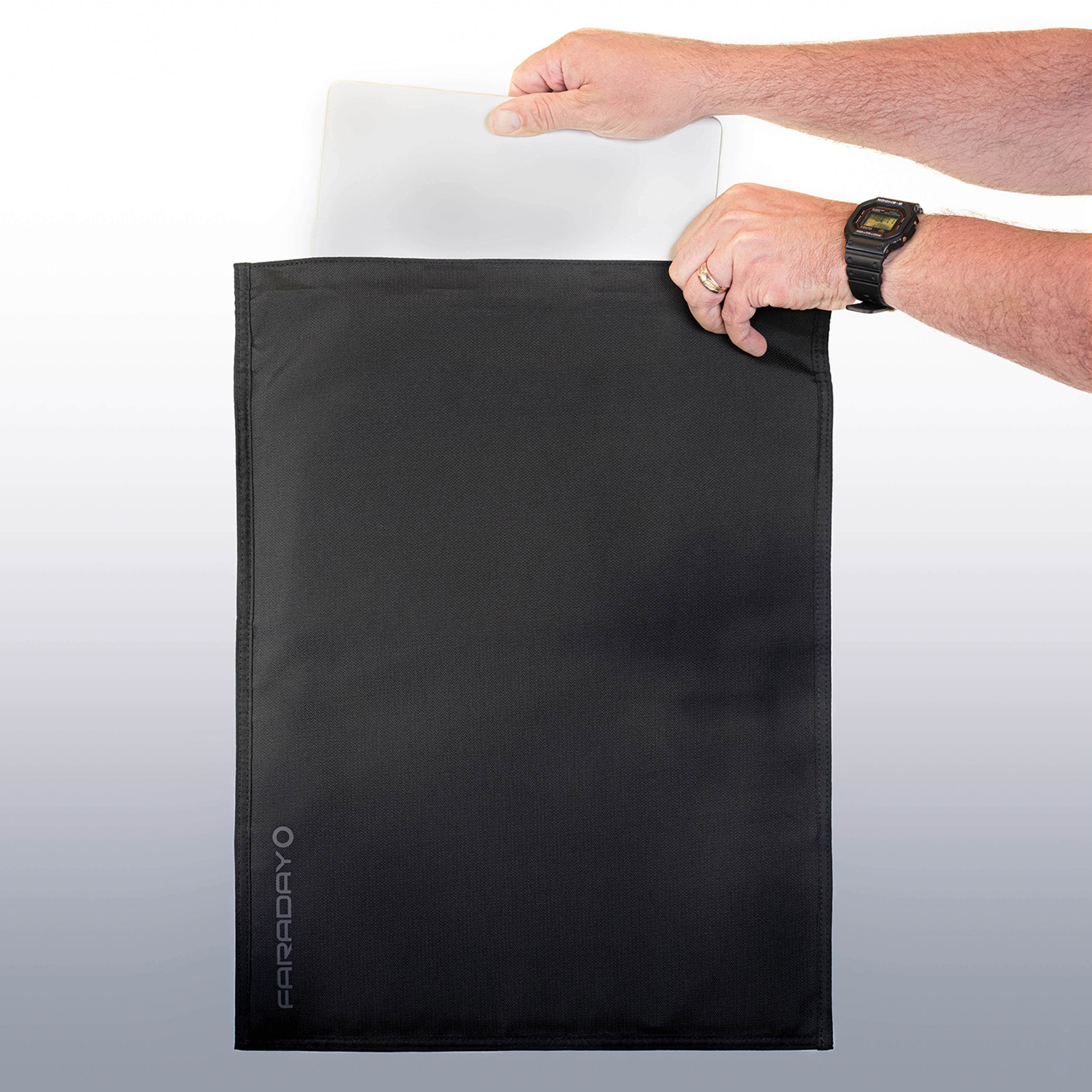 JACKET Pro Faraday CORDURA® XL Laptop Bag – Magnetic Closure (14″ x 17″)